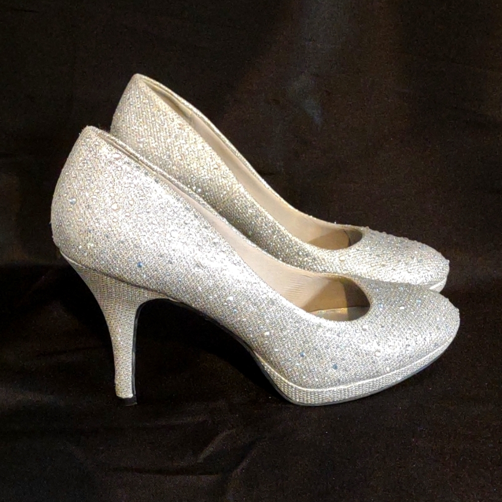 Nwot Silver Slippers size 8.5